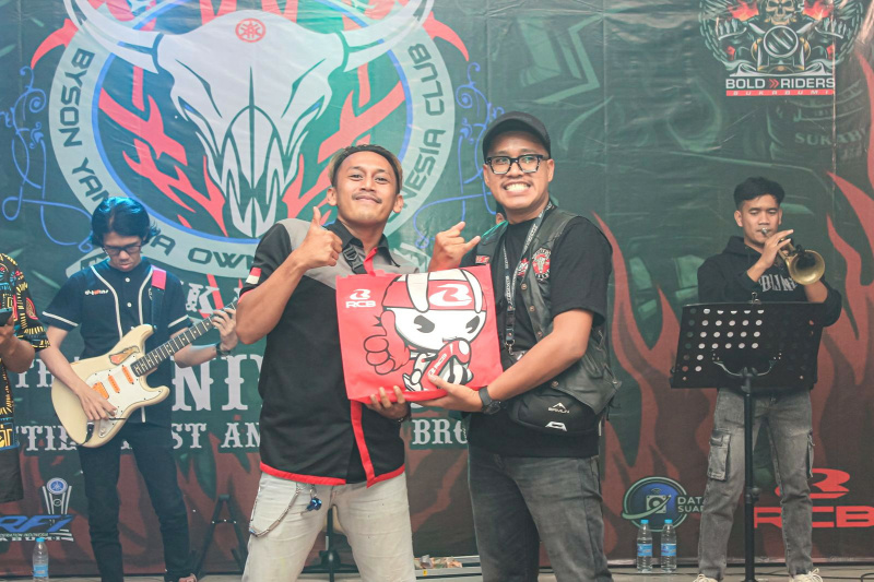 bro Wisnu serahkan doorprize dari RCB Community