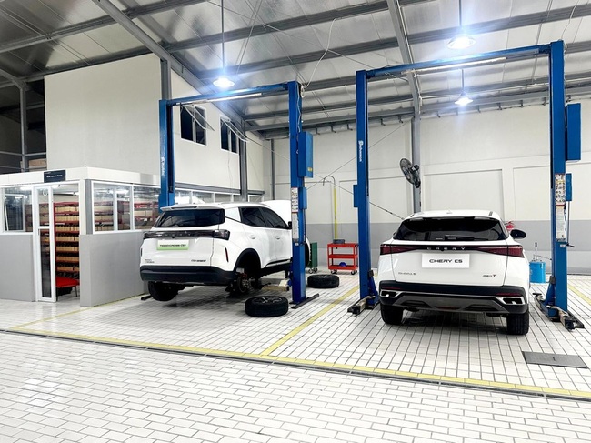 Foto 4 Area workshop dealer Chery Kupang yang didukung fasilitas berstandar dan teknisi terlatih untuk memastikan layanan purna jual yang andal dan konsisten bagi konsumen Chery