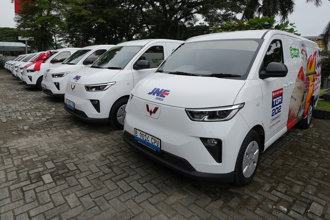 Foto Wuling Motors 03 Pemanfaatan Mitra EV ini diharapkan dapat meningkatkan efisiensi distribusi mengoptimalkan alur logistik serta mengurangi jejak emisi dalam proses operasional sehari harijpg