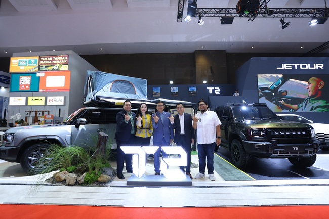 Foto JETOURKi Ka Michael Budihardja Sales Director PT JETOUR Sales Indonesia Caroline Ling Vice President PT JETOUR Sales Indonesia Tim Zheng Vice GM of International Marketing Center JETOUR Auto Peter