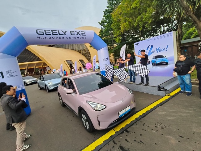 Foto Geely EX2 Handover Ceremony 03
