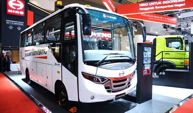 Hino Serahkan Unit Perdana Bus 136 MDBL 4x4 kepada PT Satria Jaya Sultra 02