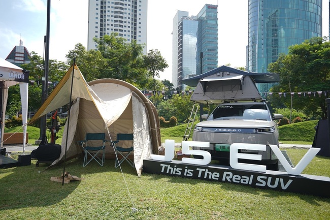 Foto 02 Tampak JAECOO J5 EV dengan perlengkapan camping yang menegaskan karakter petualang dan gaya hidup aktif
