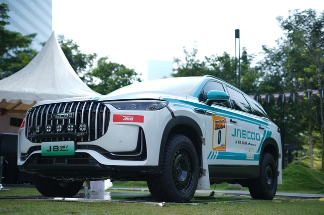 Foto 03 Tampak depan JAECOO J8 SHS P ARDIS yang menjadi PHEV pertama sebagai Zero Car di ajang reli IRRA 2025