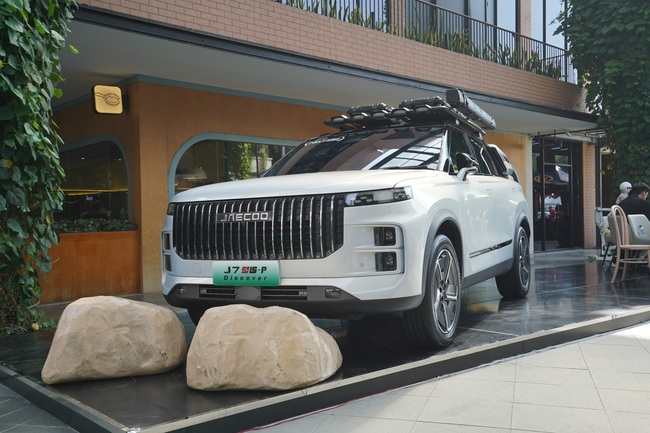 Foto 04 Tampak JAECOO J7 SHS P Discover Edition yang ditampilkan di JAECOO LAND 2026