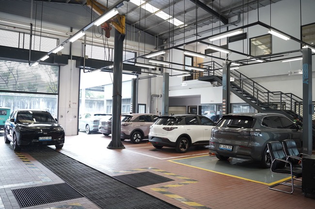 Foto 9 Area workshop Geely DPM BSD yang dilengkapi service bay dan washing bay untuk mendukung layanan after sales kendaraan Geely