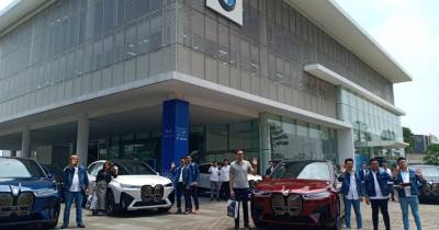 BMW Astra Lakukan Serah Terima BMW iX Pertama di Indonesia