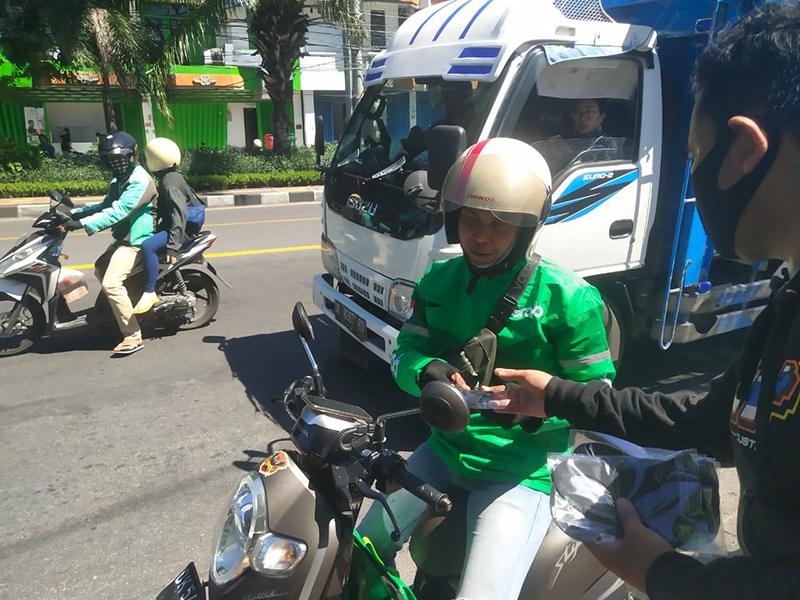 TNT CUSTOM BALI PEDULI : Berbagi Ratusan Masker Di Jalan ...
