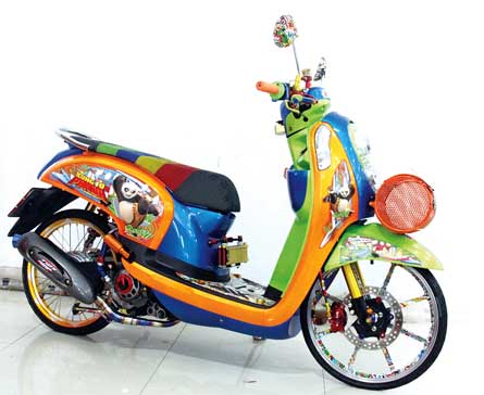 KEMBALI menancapkan eksistensinya di ranah modif anak negeri, Surip SKC Bali menelurkan karya gress bergenre skutik mothai Otre style. Berkolaborasi apik bareng Very Custom Paint from Nusa Dua-Bali, Scoopy Fi-nya kini makin tampil ngehits.