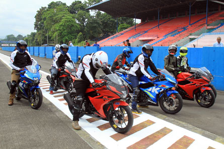 SESI MEDIA TES-RIDE GSX-R150 DI SENTUL YANG DIIKUTI PULUHAN MEDIA. Disupport Ban IRC Fasti1