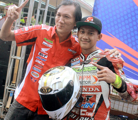 AWHIN SANJAYA (KANAN) BERSAMA  PEMILIK TIM HONDA TRIJAYA, RUDI HADINATA. Awhin diplot tidak balap bebek lagi & fokus di AP250