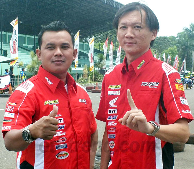 RUDI TRIJAYA (KANAN) BERSAMA SUMBER AGUNG PRODUCTION (KIRI). Hadirkan kelas baru N-Max 150 di balapan mereka pada Jumat-Sabtu ini (12-13 Mei) RUDI TRIJAYA (KANAN) BERSAMA SUMBER AGUNG PRODUCTION (KIRI). Hadirkan kelas baru N-Max 150 di balapan mereka pada Jumat-Sabtu ini (12-13 Mei)