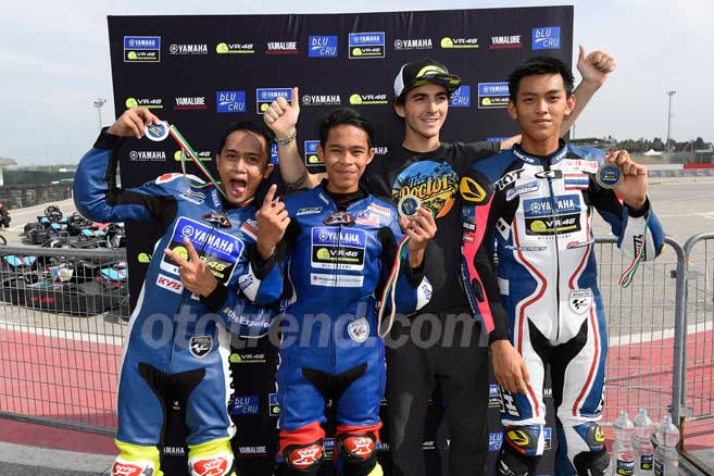 Anggi Setiawan meraih podium runner-up saat balapan MiniGP