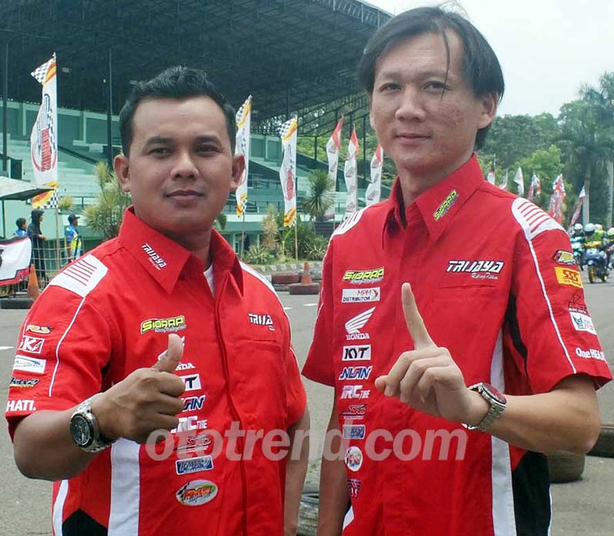 RUDI TRIJAYA (KANAN) BERSAMA SUMBER AGUNG (KIRI). Jumat-Sabtu ini hadirkan balap road race di Sirkuit Brigif Cimahi, Jabar RUDI TRIJAYA (KANAN) BERSAMA SUMBER AGUNG (KIRI). Jumat-Sabtu ini hadirkan balap road race di Sirkuit Brigif Cimahi, Jabar