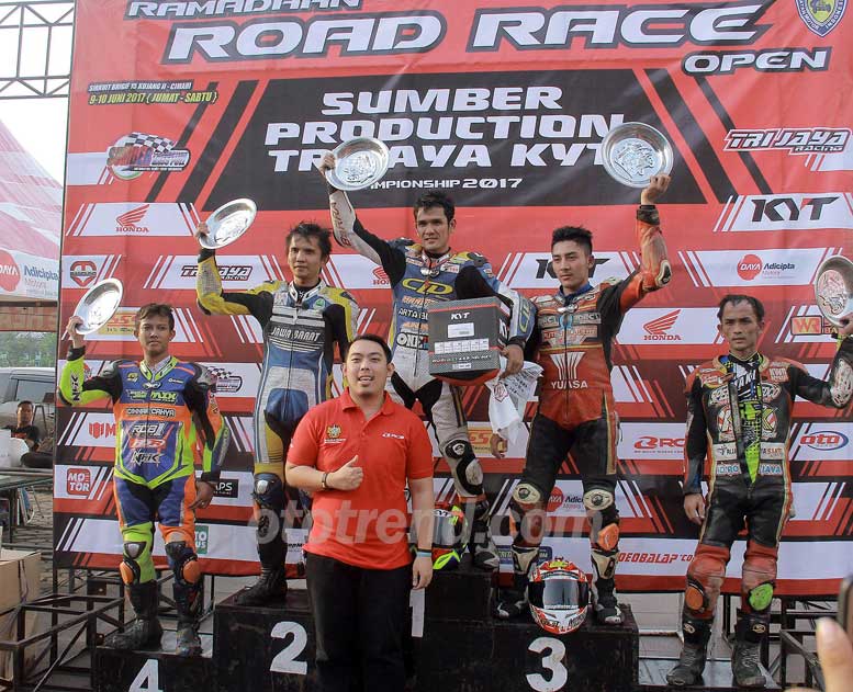 Podium juara kelas khusus Yamaha RX King dengan hadiah spesial