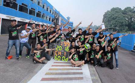 NTO-NTO, JURAGAN CREAM-PIE (TENGAH-BERDIRI). Bersama tim  Yamaha Bahtera Racing yang borong juara nasional Sport 250  cc & Sport 150 cc