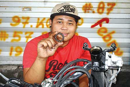 MENCEGAH VIBRA STANG KEMUDI DENGAN MENGGANTI BEARING KOMSTIR